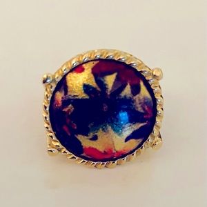 Stunning marked 14k Italy yellow gold ring with floral markings. Size 5